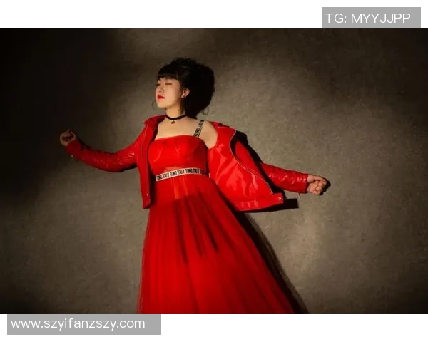 日本足球明星女粉丝热情追随偶像展现青春活力与魅力 日本足球明星女粉丝热情追随偶像展现青春活力与魅力